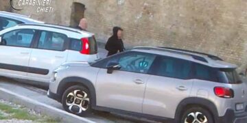 Furti nelle auto lungo la Via Verde: domiciliari e braccialetto elettronico per coppia di Vasto