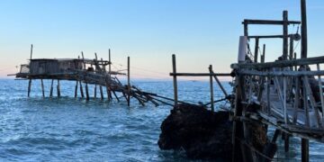 Le mareggiate danneggiano il trabocco di Canale, crolla un pezzo di passerella