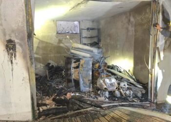 Incendio in un garage di via Alcide De Gasperi, ingenti i danni