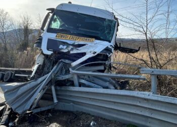 Incidente sulla Trignina, mezzo pesante sfonda guard rail: due feriti