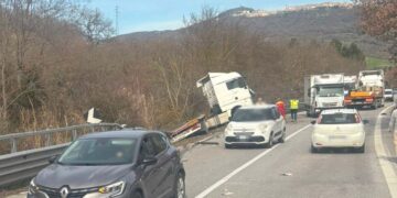 Incidente sulla Trignina, mezzo pesante sfonda guard rail. Eliambulanza sul posto