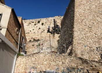 Iniezioni di cemento, giunti in acciaio e scolo dell’acqua per salvare il muraglione di Palazzo d’Avalos