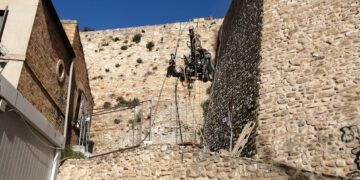 Iniezioni di cemento, giunti in acciaio e scolo dell’acqua per salvare il muraglione di Palazzo d’Avalos