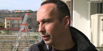 Vetrina spaccata, il proprietario: «Era il nostro primo giorno di lavoro, danno da 3mila euro»