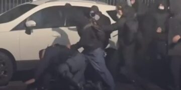 Poliziotto pescarese di 29 anni ferito a martellate nella guerriglia di Torino