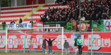 La Curva D’Avalos ricorda l’ultras Giancarlo: «Per sempre biancorosso»