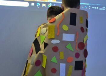 Creatività, arte e sensibilità: “i mantelli dell’abbraccio” alla scuola Spataro
