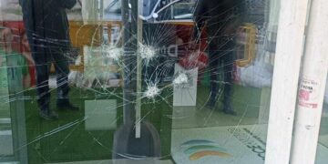 Raid nello showroom appena inaugurato: ignoti provano a sfondare quattro volte la vetrina