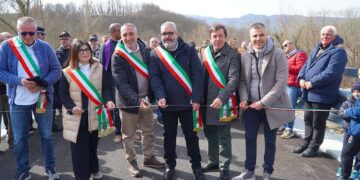 Da passerella precaria a «ponte che unisce»: inaugurata la nuova infrastruttura sul Sinello