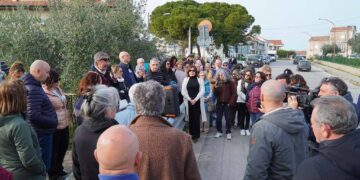 Davanti al “Genova Rulli” il sit-in di vicinanza alla famiglia Birmingham-Trevallion