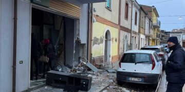 Un boato alle 4,45: ladri fanno saltare in aria il bancomat di Cupello