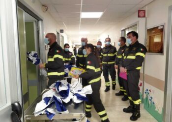 Le uova dei vigili del fuoco per i bambini della Pediatria dell’ospedale di Chieti