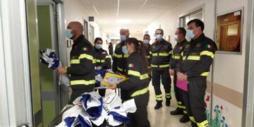 Le uova dei vigili del fuoco per i bambini della Pediatria dell’ospedale di Chieti