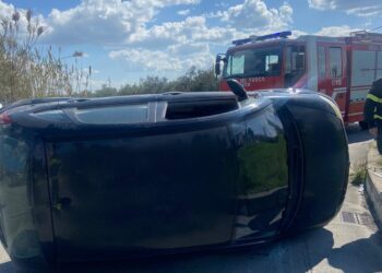 Auto si ribalta alla rotatoria della zona industriale, conducente rimane illeso