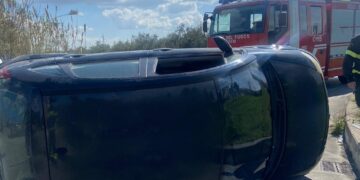 Auto si ribalta alla rotatoria della zona industriale, conducente rimane illeso