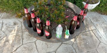 La balconata di San Nicola della Meta usata come bivacco e discarica