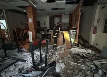 Un boato alle 4,35: ladri fanno saltare in aria il bancomat di Cupello