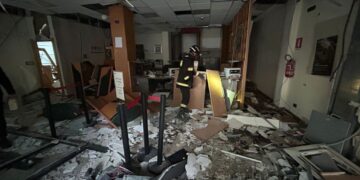 Un boato alle 4,45: ladri fanno saltare in aria il bancomat di Cupello