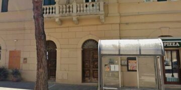 Marciapiede da rifare in corso Garibaldi, il Comune vuole tagliare 3 pini e il comitato chiama i carabinieri