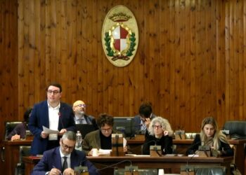 Il nuovo Piano spiaggia passa il primo esame: 14 sì e 4 astenuti. FdI esce dall’aula