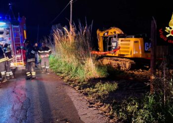 Escavatore a fuoco in località Montevecchio, intervento di vigili del fuoco e polizia