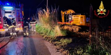 Escavatore a fuoco in località Montevecchio, intervento di vigili del fuoco e polizia