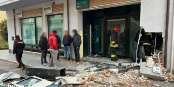 Un boato alle 4,45: ladri fanno saltare in aria il bancomat di Cupello