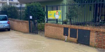 Fango che scende dalla collina e invade la SS 16, «Non è una priorità della maggioranza»