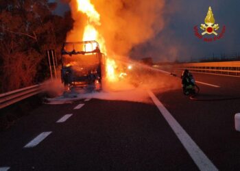 Tir con materiale isolante a fuoco sull’A14, tratto chiuso temporaneamente