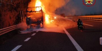 Tir con materiale isolante a fuoco sull’A14, tratto chiuso temporaneamente