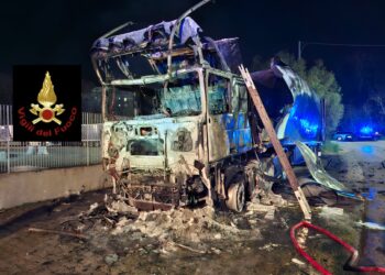 Esplosione e poi fiamme nella zona industriale di San Salvo: a fuoco un mezzo pesante