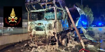 Esplosione e poi fiamme nella zona industriale di San Salvo: a fuoco un mezzo pesante