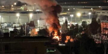 Esplosione e poi fiamme nella zona industriale di San Salvo: a fuoco un mezzo pesante