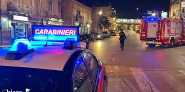 A bordo di una moto contro tre auto in corso Mazzini, feriti due ventenni