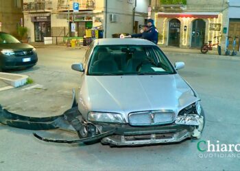 A bordo di una moto contro tre auto in corso Mazzini, feriti due ventenni