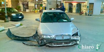 A bordo di una moto contro tre auto in corso Mazzini, feriti due ventenni