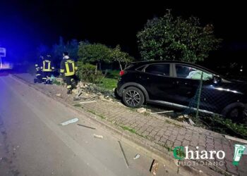 Auto esce fuori strada in via Incoronata e abbatte cabina, due famiglie restano senza gas