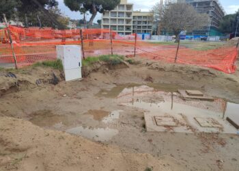 Evitare allagamenti e scarichi a mare: in corso la pulizia di tubi e vasche di decantazione in spiaggia