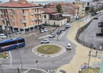 Ondata di maltempo, a Vasto Marina SS16 invasa dal fango. Neve nell’Alto Vastese