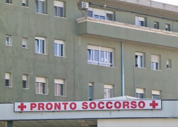 Appendicite causa grave infezione, 16enne operato d’urgenza. Il papà: «Grazie ai medici, gli hanno salvato la vita»