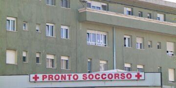 Appendicite causa grave infezione, 16enne operato d’urgenza. Il papà: «Grazie ai medici, gli hanno salvato la vita»