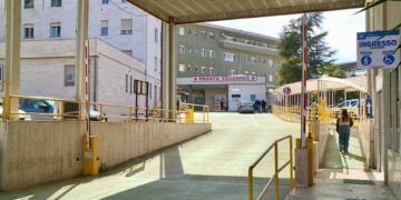 Appendicite causa grave infezione, 16enne operato d’urgenza. Il papà: «Grazie ai medici, gli hanno salvato la vita»