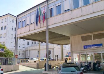 Appendicite causa grave infezione, 16enne operato d’urgenza. Il papà: «Grazie ai medici, gli hanno salvato la vita»