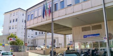 Appendicite causa grave infezione, 16enne operato d’urgenza. Il papà: «Grazie ai medici, gli hanno salvato la vita»