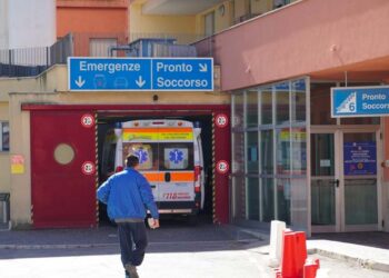 Aggredisce infermiere e guardia giurata dentro il pronto soccorso, fermato col taser e arrestato