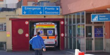 Aggredisce infermiere e guardia giurata dentro il pronto soccorso, fermato col taser e arrestato