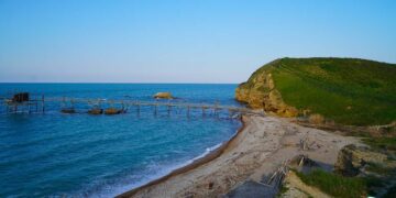 Il promontorio di Punta Aderci è fragile: divieto in mare per rischio crolli