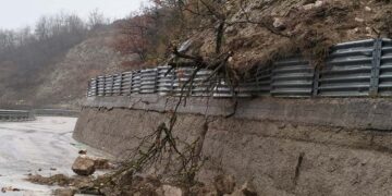 Terra, rocce e alberi dalla parete: chiusa per uno smottamento la Sp 186 per Roccaspinalveti