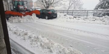 Gelido inizio di primavera: allagamenti sulla costa, in Alto Vastese mezzi spazzaneve al lavoro