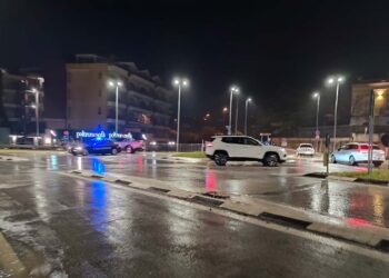 Si alza il livello di acqua e fango: chiusa la corsia sud della SS 16 a Vasto Marina